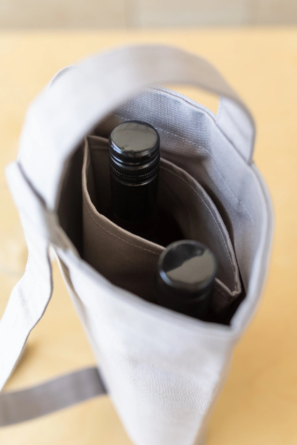 https://www.madetrade.com/cdn/shop/products/vin-two-bottle-wine-tote-food-wine-totes-aplat-806758_1024x.jpg?v=1666777057